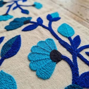 Runner da tavolo ricamato blu - Runner da tavolo in cotone floreale per tavolo da pranzo, elegante decorazione da tavolo, runner da tavolo da pranzo fatto a mano immagine 3