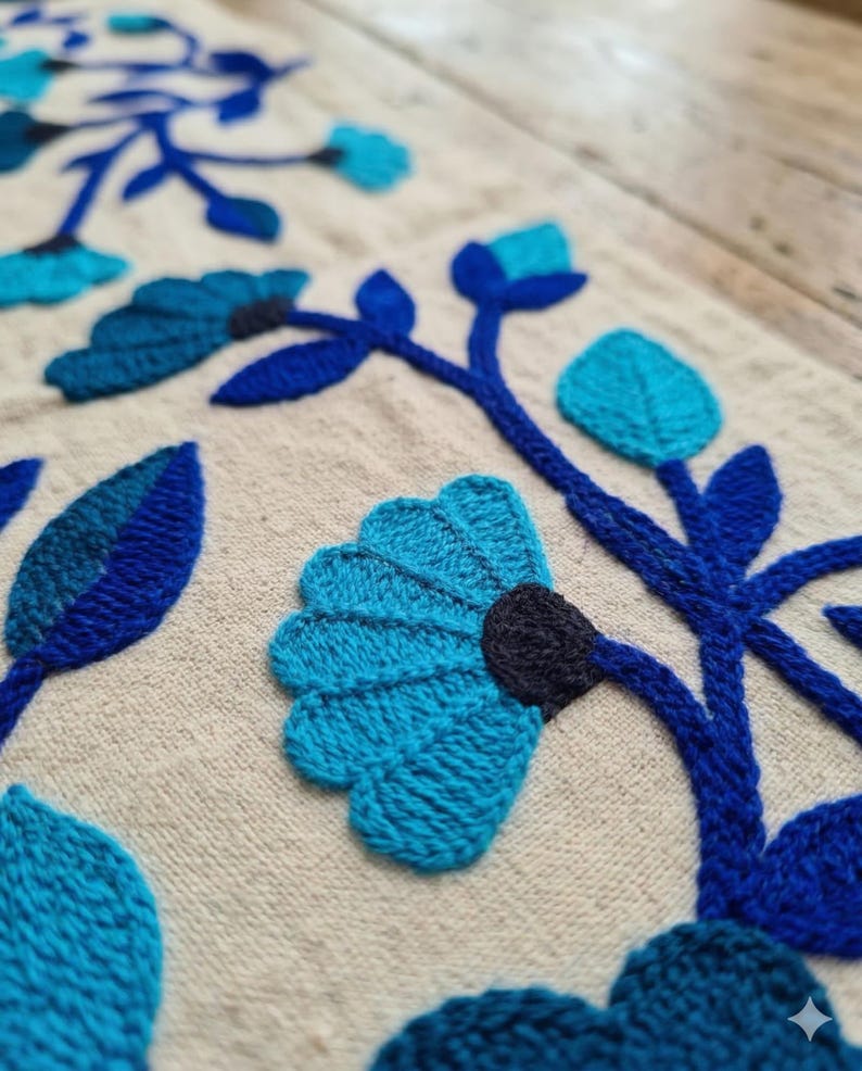 Runner da tavolo ricamato blu - Runner da tavolo in cotone floreale per tavolo da pranzo, elegante decorazione da tavolo, runner da tavolo da pranzo fatto a mano immagine 3