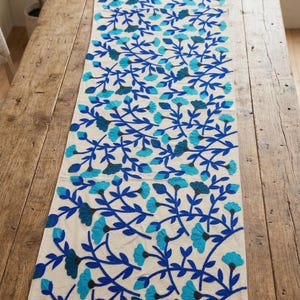 Runner da tavolo ricamato blu - Runner da tavolo in cotone floreale per tavolo da pranzo, elegante decorazione da tavolo, runner da tavolo da pranzo fatto a mano immagine 7