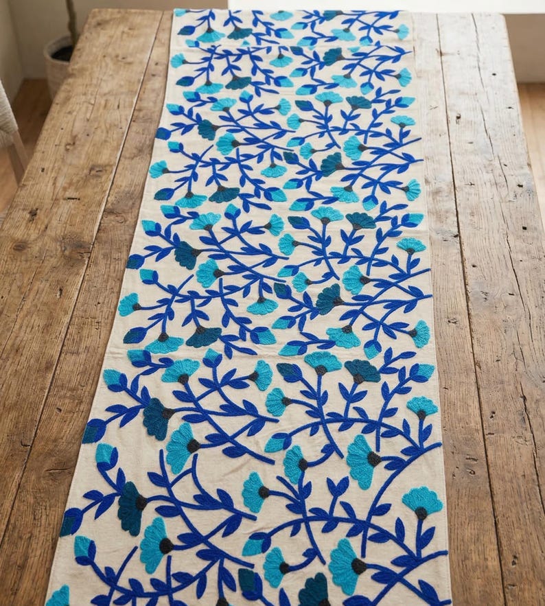 Runner da tavolo ricamato blu - Runner da tavolo in cotone floreale per tavolo da pranzo, elegante decorazione da tavolo, runner da tavolo da pranzo fatto a mano immagine 7