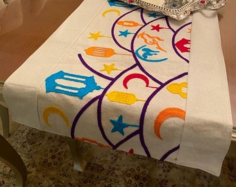 Runner da tavolo ricamato per il Ramadan: motivo a lanterna e mezzaluna
