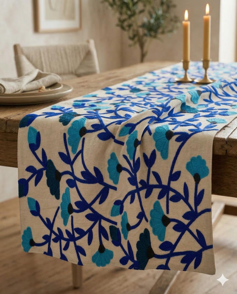 Runner da tavolo ricamato blu - Runner da tavolo in cotone floreale per tavolo da pranzo, elegante decorazione da tavolo, runner da tavolo da pranzo fatto a mano immagine 4
