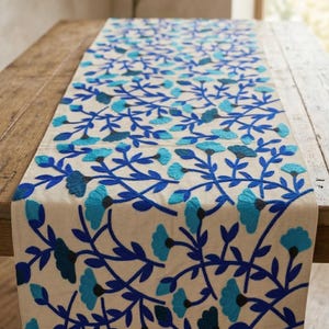 Runner da tavolo ricamato blu - Runner da tavolo in cotone floreale per tavolo da pranzo, elegante decorazione da tavolo, runner da tavolo da pranzo fatto a mano immagine 2
