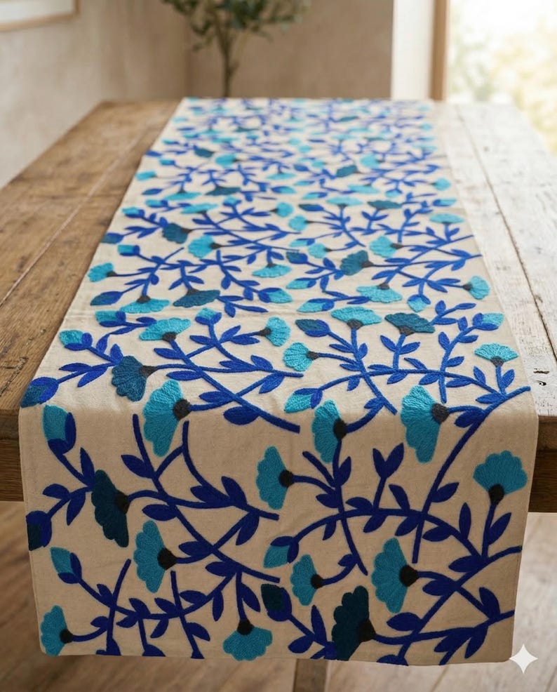 Runner da tavolo ricamato blu - Runner da tavolo in cotone floreale per tavolo da pranzo, elegante decorazione da tavolo, runner da tavolo da pranzo fatto a mano immagine 2