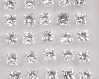 Pode incluir: Vinte e um diamantes de corte quadrado, cada um com múltiplas facetas, são exibidos em uma bandeja branca. Os diamantes claros refletem a luz, mostrando seu brilho. A disposição destaca a forma e a clareza das pedras preciosas.