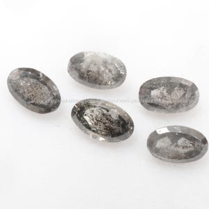 Pode incluir: Cinco diamantes cinzentos de forma oval com inclus&otilde;es pretas. Os diamantes est&atilde;o soltos e prontos para serem engastados em joias.