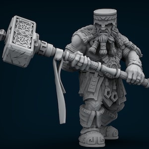 Peut inclure: Une figurine miniature en gris, détaillée, représentant un guerrier nain tenant un grand marteau orné. Le nain porte un casque, une armure et une longue barbe.