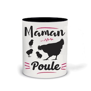 Peut inclure: Mug en céramique blanche avec un bord noir. Le mug présente une silhouette noire d'une poule avec des poussins et le texte "Maman Poule" en rose.