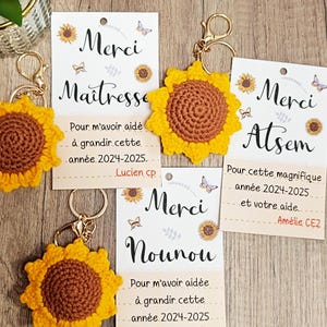 Porte-clès au crochet tournesol avec carte personnalisée. Cadeau maîtresse, atsem, nounou. Cadeau fin d'année escolaire. Cadeau fait main.