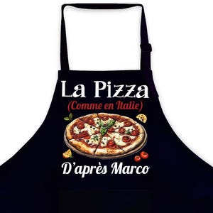 Peut inclure: Tablier noir avec un graphique blanc d'une pizza avec le texte "La Pizza (Comme en Italie) D'après Marco".