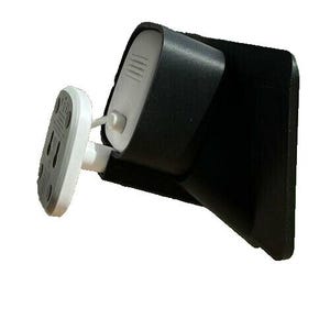 Może przedstawiać: Zestaw trzech ceramicznych kubków z nakrapianym, matowym wykończeniem. Kubki są w odcieniach kremowym, jasnoszarym i ciemnoszarym. Każdy kubek ma prosty, minimalistyczny design i zaokrąglony uchwyt.