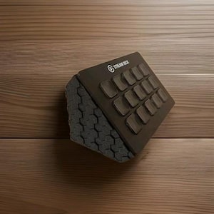Könnte beinhalten: Ein schwarzes Stream Deck mit mehreren quadratischen Tasten und einer grauen Basis mit Wabenmuster. Das Stream Deck-Logo ist in der oberen linken Ecke sichtbar. Das Gerät befindet sich vor einem Holzuntergrund.