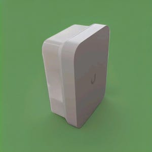 Pode incluir: Um dispositivo eletrônico retangular branco com cantos arredondados, com um pequeno logotipo na lateral. O dispositivo tem um design suave e limpo e está sobre um fundo verde sólido.