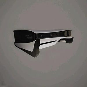 Puede incluir: Una consola de juegos en blanco y negro con un diseño curvo. La consola tiene una estética elegante y moderna con una parte superior negra y laterales blancos. El texto "MIKE" es visible en la consola.