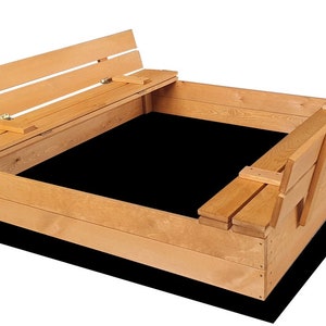 Può includere: Una sabbiera in legno con panche attaccate. La sabbiera è rettangolare con struttura in legno marrone chiaro. Le panche sono dello stesso legno e sono attaccate ai lati, offrendo posti a sedere. L'interno è rivestito con un materiale nero.