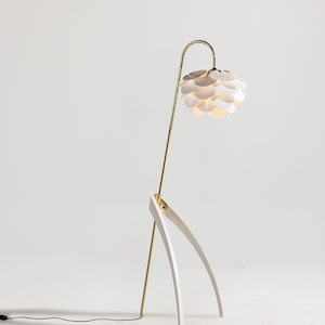 Stehlampe, Goldene Beleuchtung, Mid Century Modern, Goldene Lampe, Modernes Dekor, Kegellicht, Minimalistisch, Weiße Leuchter, Hausstehlampe, Modern