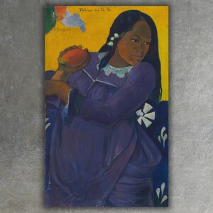 Peut inclure: Une peinture d'une femme aux longs cheveux noirs tenant un fruit. Elle porte une robe violette avec des fleurs blanches sur le col. L'arrière-plan est jaune.