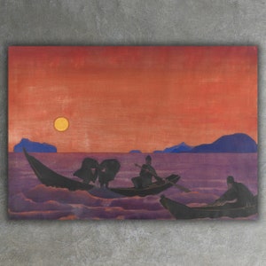 Pode incluir: Uma pintura que retrata um pôr do sol sobre um corpo de água com três figuras em um barco. O céu é de um laranja vibrante e a água é de um roxo profundo. O sol é um círculo amarelo brilhante no céu. As figuras estão silhuetas contra o pôr do sol.
