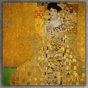 Puede incluir: Una pintura de una mujer con un vestido dorado con un patrón geométrico. El fondo también es dorado con una variedad de formas y patrones.