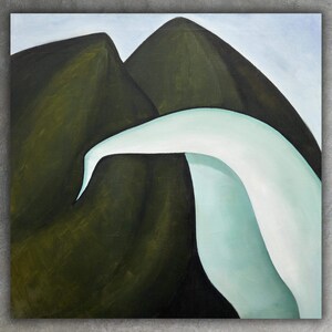 Pode incluir: Pintura abstrata com duas grandes colinas verdes e uma forma branca curva em primeiro plano.