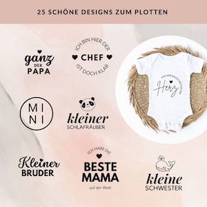 Könnte beinhalten: Eine Sammlung von 25 niedlichen Designs zum Plotten, mit Sprüchen wie "Ganz der Papa", "Chef ist doch klar", "Kleiner Schlafräuber", "Aus dem Bauch mitten ins Herz", "Kleiner Bruder", "Ich habe die beste Mama auf der Welt" und "Kleine Schwester".
