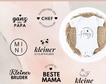 May include: A collection of 25 cute designs for plotting, featuring phrases like "Ganz der Papa", "Chef ist doch klar", "Kleiner Schlafräuber", "Aus dem Bauch mitten ins Herz", "Kleiner Bruder", "Ich habe die beste Mama auf der Welt", and "Kleine Schwester".