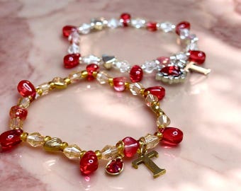 Taylor grammys outfit themed friendship bracelet with ‘T’ & teardrop charm in gold