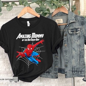 Op de afbeelding: Zwart T-shirt met een rode en blauwe Spiderman-afbeelding en de tekst "Amazing Mommy of the Birthday Boy".
