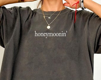 2026 Bride and Groom Honeymoon Tee Comfort Colors, Honeymoonin' Тее Bride & Groom Newlywed, Newlywed Gift Tee, Wedding Gift tee,Just Married
