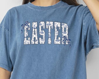Camiseta de Pascua 2027 Blue Toile Comfort Colors®, Camiseta Feliz Pascua, Camiseta Azul Floral Chinoiserie, Camiseta Grand Millennial de Pascua, Lazo de Pascua