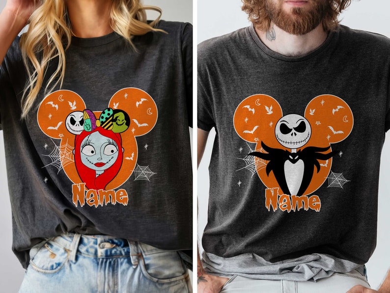 Op de afbeelding: Twee zwarte T-shirts met een Mickey Mouse-silhouetontwerp met Jack Skellington en Sally uit The Nightmare Before Christmas. De shirts hebben de tekst "Name" onder het ontwerp.