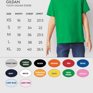 Op de afbeelding: Maattabel voor Gildan 5000B T-shirts voor kinderen. De tabel toont maten XS tot XL met de bijbehorende breedte-, borst- en lengtemaat in inches. De tabel bevat ook een kleurenpalet met 14 verschillende kleuropties.