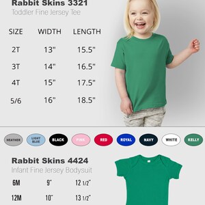K&ouml;nnte beinhalten: Eine Gr&ouml;&szlig;entabelle f&uuml;r Kleidung f&uuml;r Kleinkinder und Babys von Rabbit Skins. Die Tabelle enth&auml;lt Ma&szlig;e in Zoll f&uuml;r verschiedene Gr&ouml;&szlig;en von feinen Jersey-T-Shirts und Bodysuits. Ein junges Kind tr&auml;gt ein gr&uuml;nes T-Shirt. Farboptionen sind Heather, Hellblau, Schwarz, Pink, Rot, Royal, Marine, Wei&szlig; und Kelly.