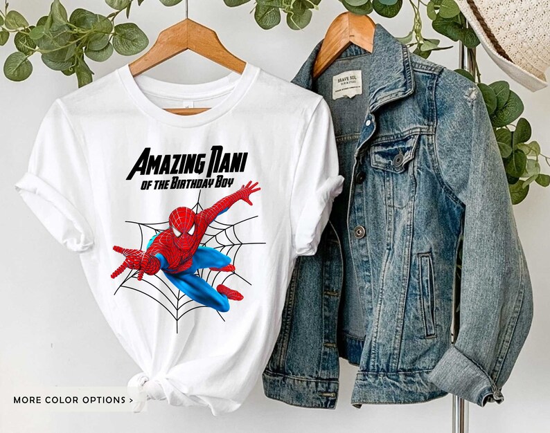 Op de afbeelding: Wit T-shirt met een rode en blauwe Spiderman-afbeelding en de tekst "Amazing Nani of the Birthday Boy".