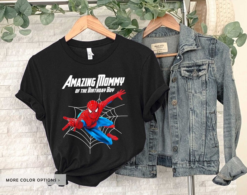 Op de afbeelding: Zwart T-shirt met een rode en blauwe Spiderman-afbeelding en de tekst "Amazing Mommy of the Birthday Boy".