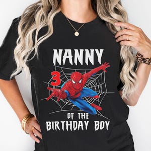 Puede incluir: Camiseta negra con un gr&aacute;fico de Spider-Man en una telara&ntilde;a, el n&uacute;mero 3 y el texto "Nanny of the Birthday Boy" en blanco. El superh&eacute;roe es rojo y azul.