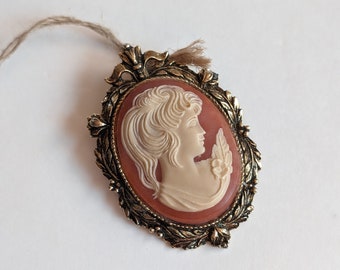 Vintage Left Facing Resin and Gold-tone Cameo Brooch Pendant