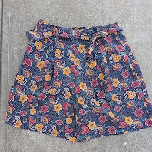 Vintage 80er 90er Blumen Shorts mit hoher Taille zum Binden