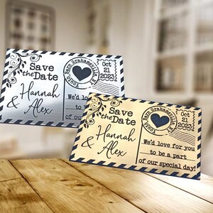 Pode incluir: Dois cart&otilde;es de guardar a data dourados e prateados com um cora&ccedil;&atilde;o e o texto "Save the Date" e "Hannah & Alex" e a data "21 de outubro de 2023".