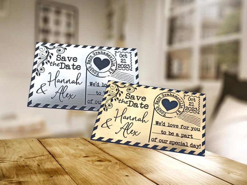 Pode incluir: Dois cart&otilde;es de guardar a data dourados e prateados com um cora&ccedil;&atilde;o e o texto "Save the Date" e "Hannah & Alex" e a data "21 de outubro de 2023".
