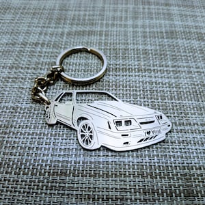 Geburtstagsgeschenk Kundenspezifisches Auto Keychain mit personifiziertem Name, Geschenk für Ihn, personalisierter Fan-Schlüsselanhänger, 1986 Ford mustang Fließheck