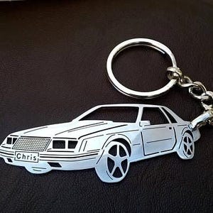 Geburtstagsgeschenk Kundenspezifisches Auto Keychain mit personalisiertem Namen, Geschenk für Ihn, personalisierter Fan-Schlüsselanhänger, Ford-Mustang