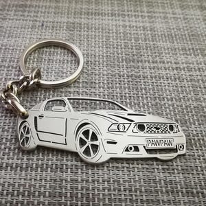 Geburtstagsgeschenk Kundenspezifisches Auto Keychain mit personalisiertem Namen, Geschenk für Ihn, personalisierter Fan-Schlüsselring, mustang Schlüsselbund