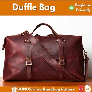 Op de afbeelding: Een bordeauxrode leren duffeltas met een schouderriem en handvatten. De tas heeft goudkleurige gespen en hardware. De tekst "Duffle Bag" staat bovenaan, met "Beginner Friendly" ernaast. Een gratis handtassenpatroon is inbegrepen.