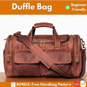 Può includere: Borsa da viaggio in pelle marrone con tracolla e più tasche. La borsa ha un manico superiore e una chiusura a cerniera. Il testo "Duffle Bag" è in alto, con "Beginner Friendly" accanto.