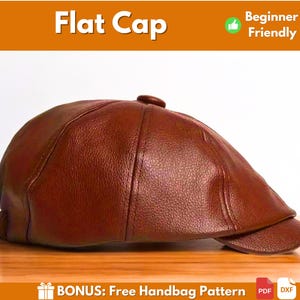 Puede incluir: Una gorra plana de cuero marrón con una visera ligeramente curvada. La gorra tiene un botón en la parte superior y está hecha de cuero texturizado.