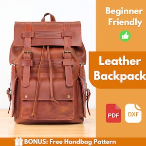 Könnte beinhalten: Ein brauner Lederrucksack mit mehreren Taschen, Riemen und Schnallen. Die Tasche hat einen Kordelzugverschluss und eine obere Klappe. Der Text auf dem Bild lautet "Beginner Friendly" und "Leather Backpack". Enthält PDF- und DXF-Dateien.