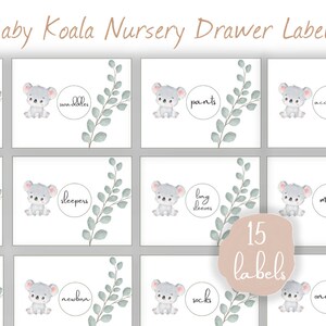 Puede incluir: Conjunto de 15 etiquetas de cajón de guardería imprimibles con una linda ilustración de koala con hojas de eucalipto. Las etiquetas incluyen categorías como "pañales", "pantalones", "pijamas", "mangas largas", "recién nacido", "calcetines", "monos", "accesorios" y "varios".