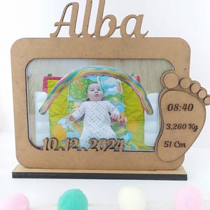Marco para foto con datos de nacimiento del bebé, efecto 3D. Natalicio en madera grabada a láser.