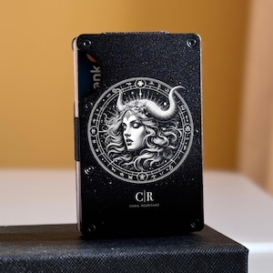 Cartera delgada con grabado personalizado del zodiaco Tauro, cartera grabada, regalo para ella, cartera para padrinos de boda, cartera personalizada, cartera para tarjetas, cartera de metal, regalo